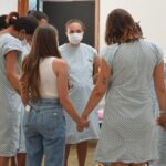 Mães internadas no Centro Obstétrico do Hospital de Formosa de mãos dadas na Roda do Abraço