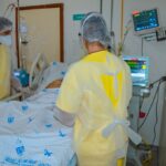 Cirurgiã Dentista Rayanne Gomes Martins e Profissionais do Hospital Estadual de Formosa realizam tratamento odontológico em paciente na UTI