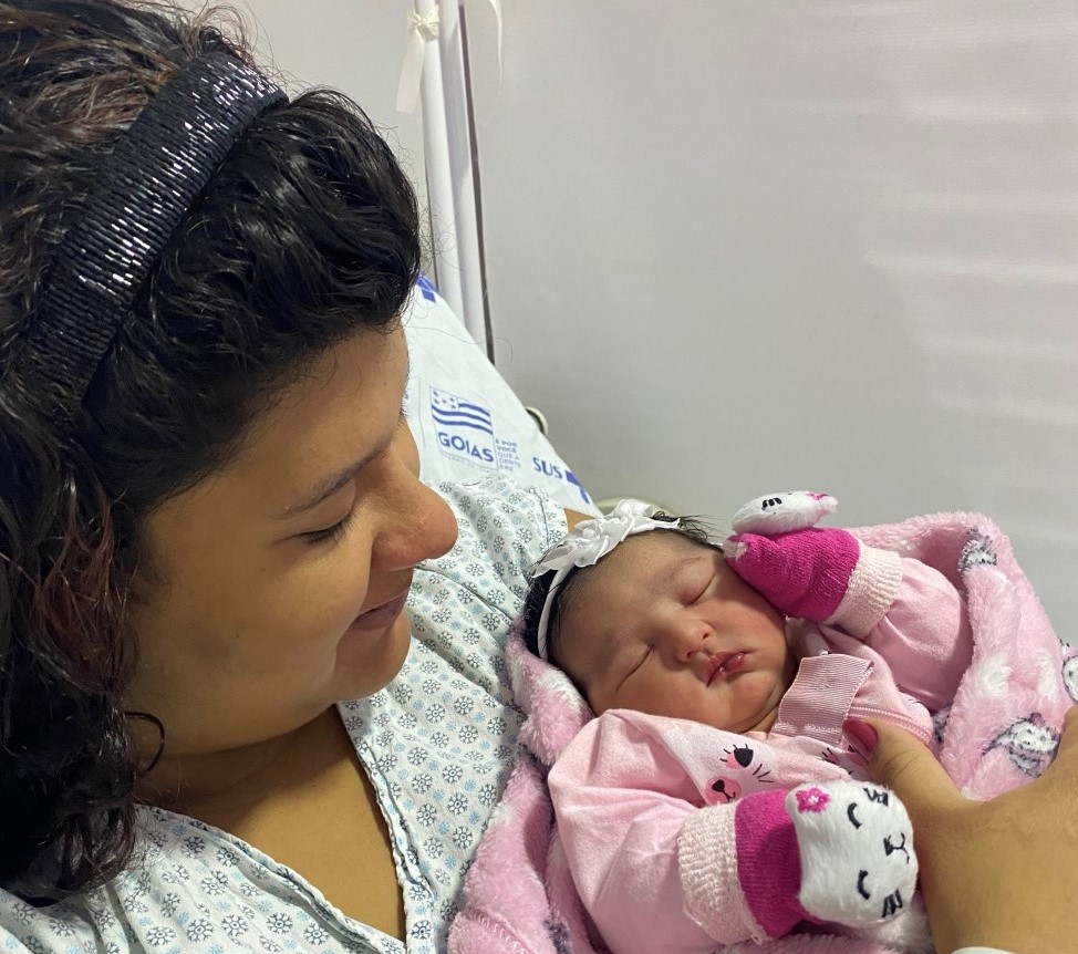 Maria Eduarda Ferreira ao lado de sua filha Hadassa logo após o nascimento.