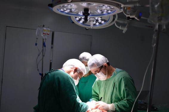 Equipe de cirurgia realizando o procedimento de captação de órgãos no HCN