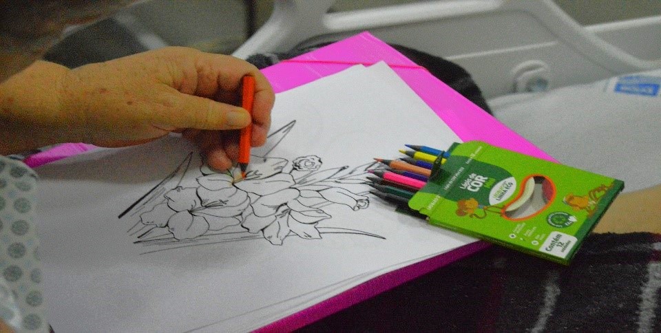 O incentivo a expressões artísticas no ambiente hospitalar contribui, não só para humanizar o espaço, mas também pode ter impactos positivos na saúde física, emocional e mental dos pacientes