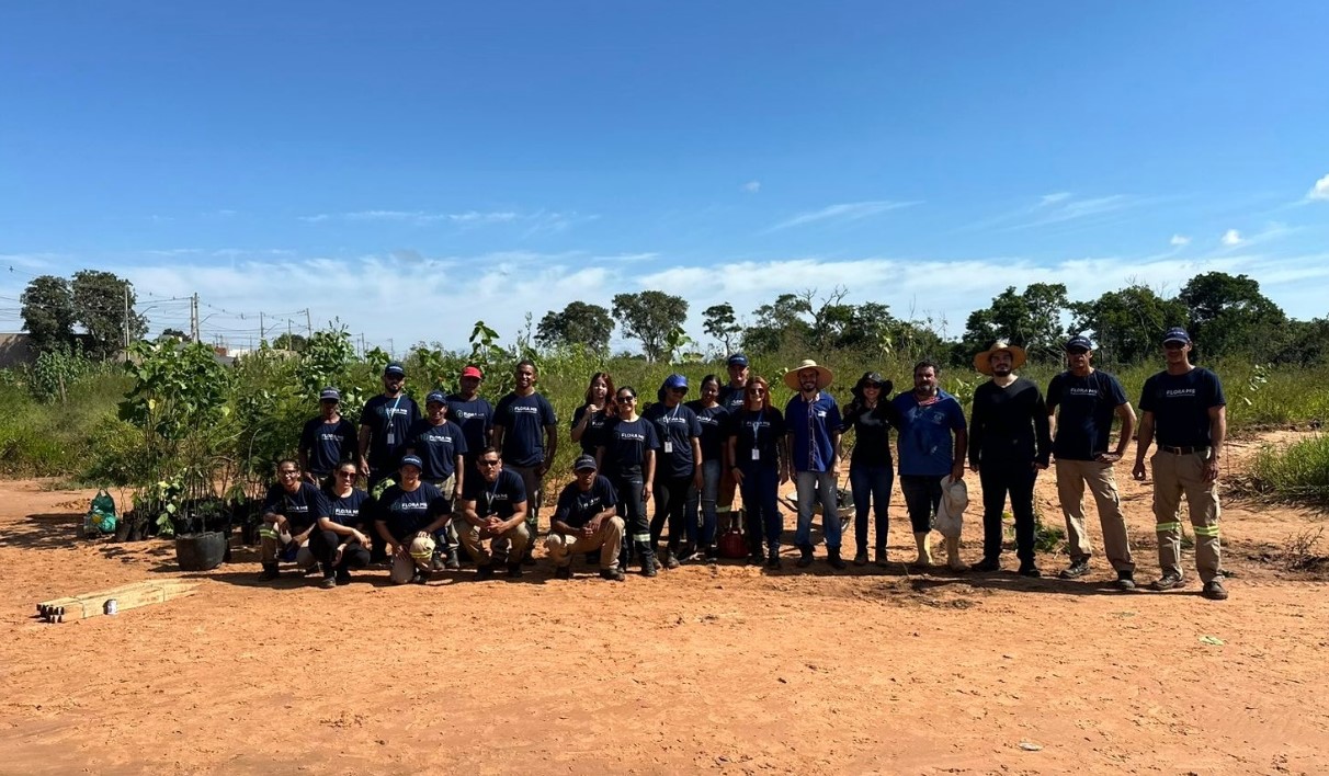 Funcionários do Departamento de Meio Ambiente da Prefeitura de Água Clara (MS) e colaboradores da Greenplac trabalharam juntos no plantio de 400 mudas nativas