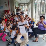 O Autor Jorge Silva No Centro Da Imagem