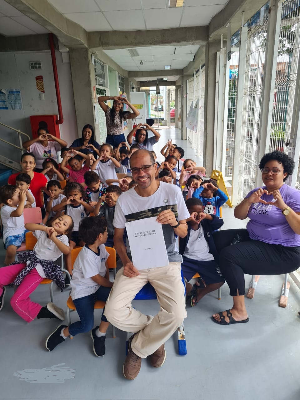 O autor Jorge Silva no centro da imagem