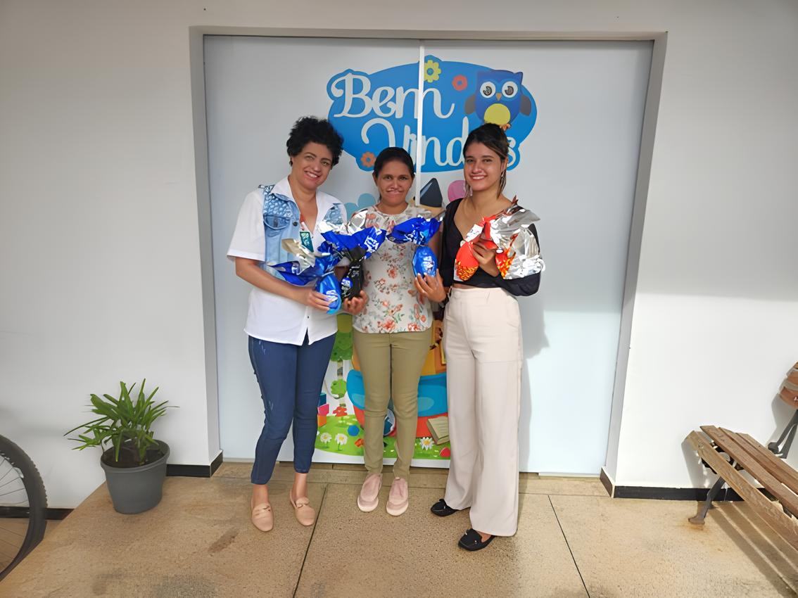 Ovos de Páscoa foram doados à Instituição Acolhedora Casa de Maria Mãe e Mestra pela equipe do HCN, representada pela supervisora de Psicologia, Eva Cleydes, e supervisora do Serviço Social, Jhessika Rayanne.