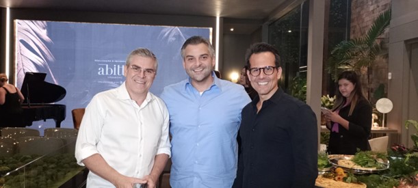 Os arquitetos Jhonny Rother (D) e Bruno Carvalho (E), com o diretor da Abitte Urbanismo, Francisco Colnaghi Neto (centro)