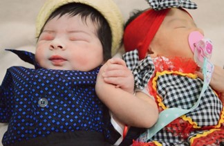 Pequenos “caipirinhas” celebrando a chegada de São João no centro obstétrico do HEF.