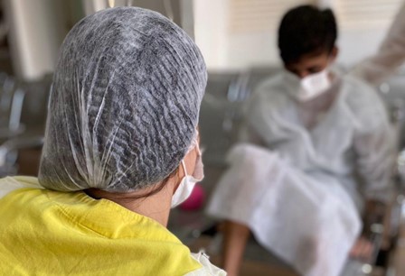 Equipe de fisioterapia do HEF realizando atividades motoras com pacientes, promovendo a recuperação funcional e a qualidade de vida durante a internação.