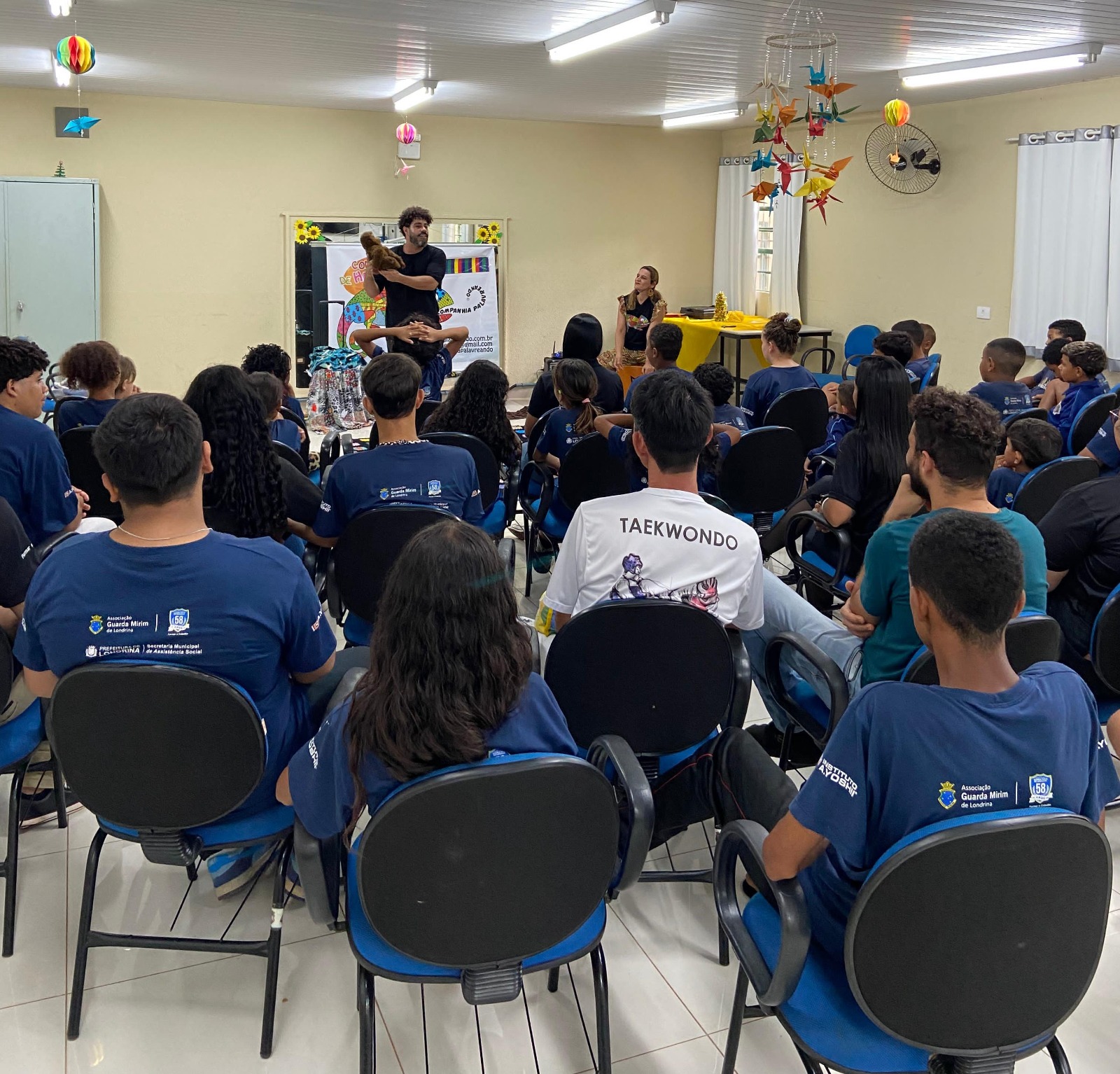 Entrega do livro Brasileirinhos da Amazônia