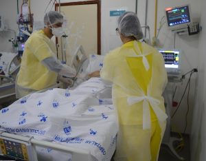 Paciente Roberto Soares celebra, junto à equipe do HEF, a notícia tão aguardada de sua transferência para tratamento especializado