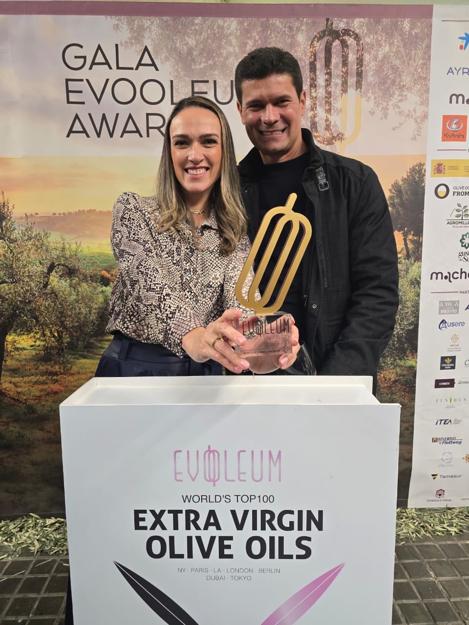Tatiane e Herbert Sales, proprietários da Essenza Vinícola Boutique durante cerimônia dos melhores azeites do mundo, em Madri