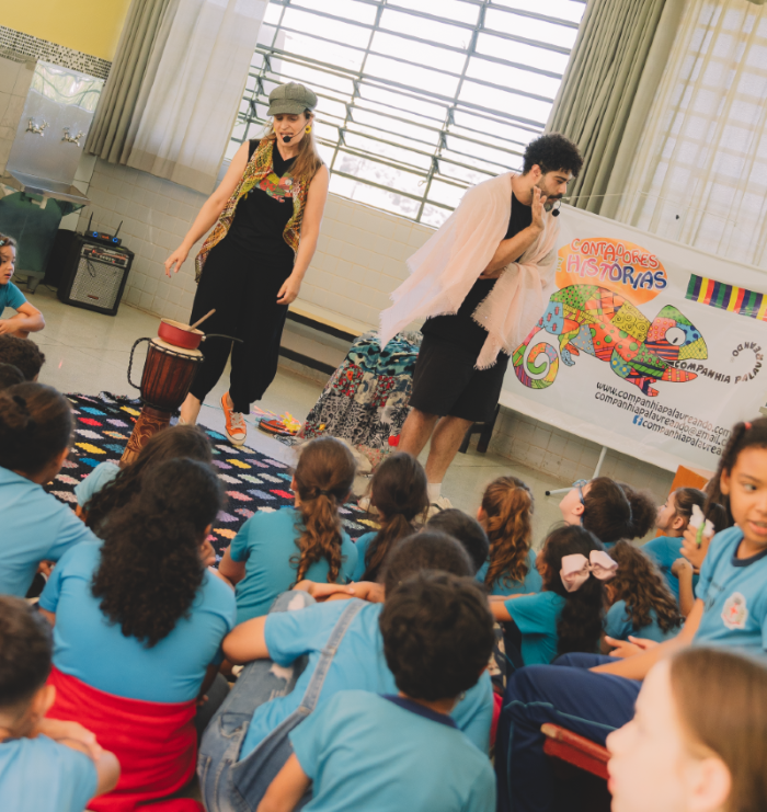 Contação de História  faz parte da entrega dos livros