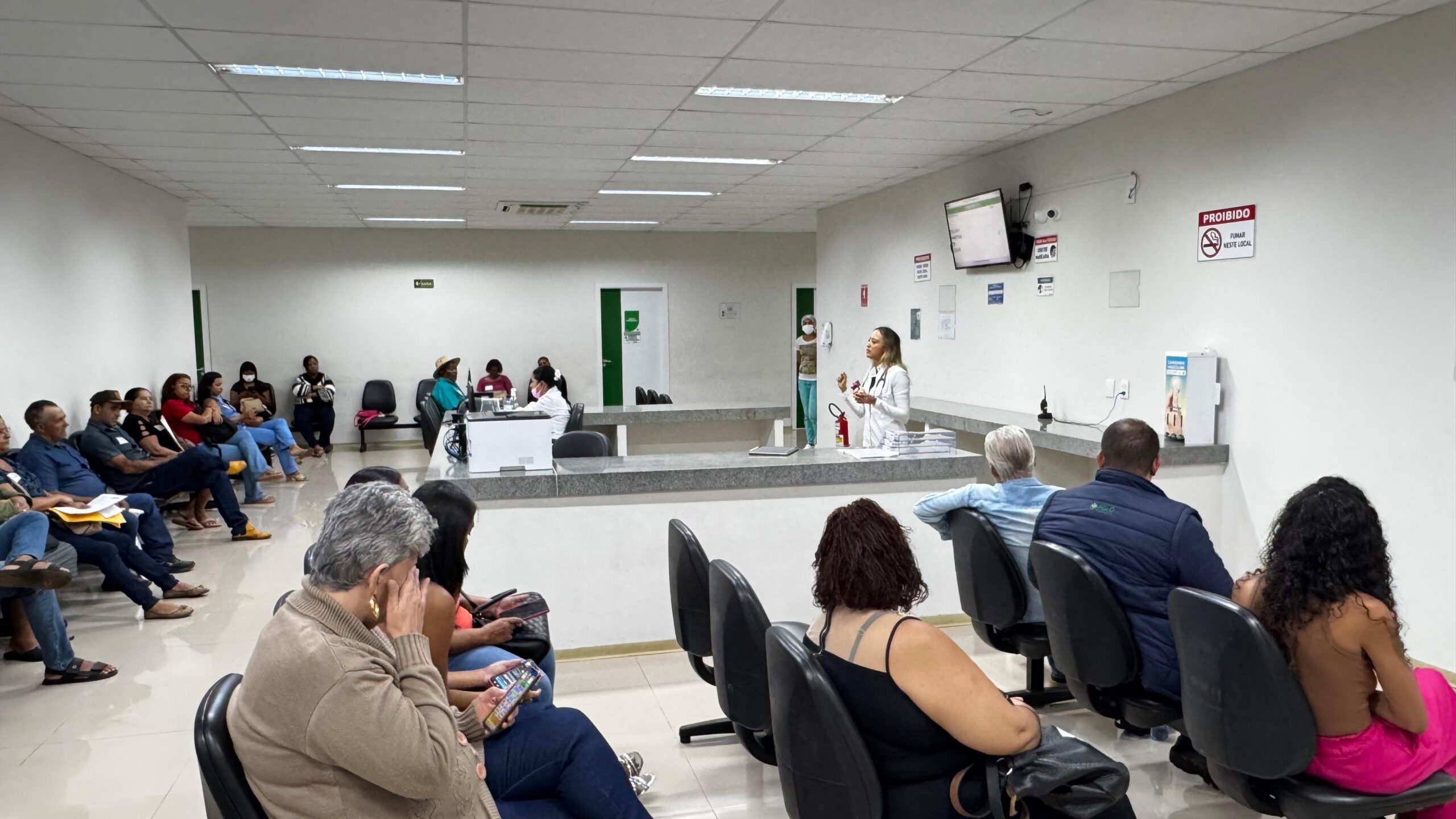 A ação contou com a participação ativa dos pacientes, que tiraram dúvidas e compartilharam experiências, fortalecendo o vínculo entre profissionais e comunidade. (Foto IMED).
