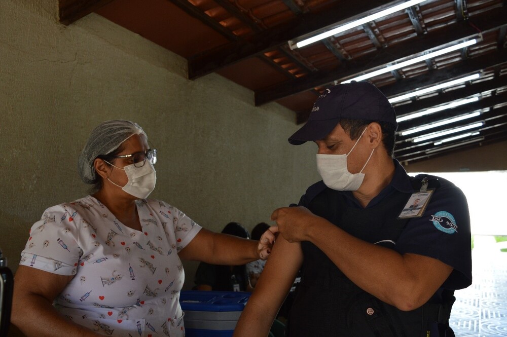Colaborador recebe imunização em campanha na unidade do governo de Goiás. (Foto Débora AlvesIMED) (1)