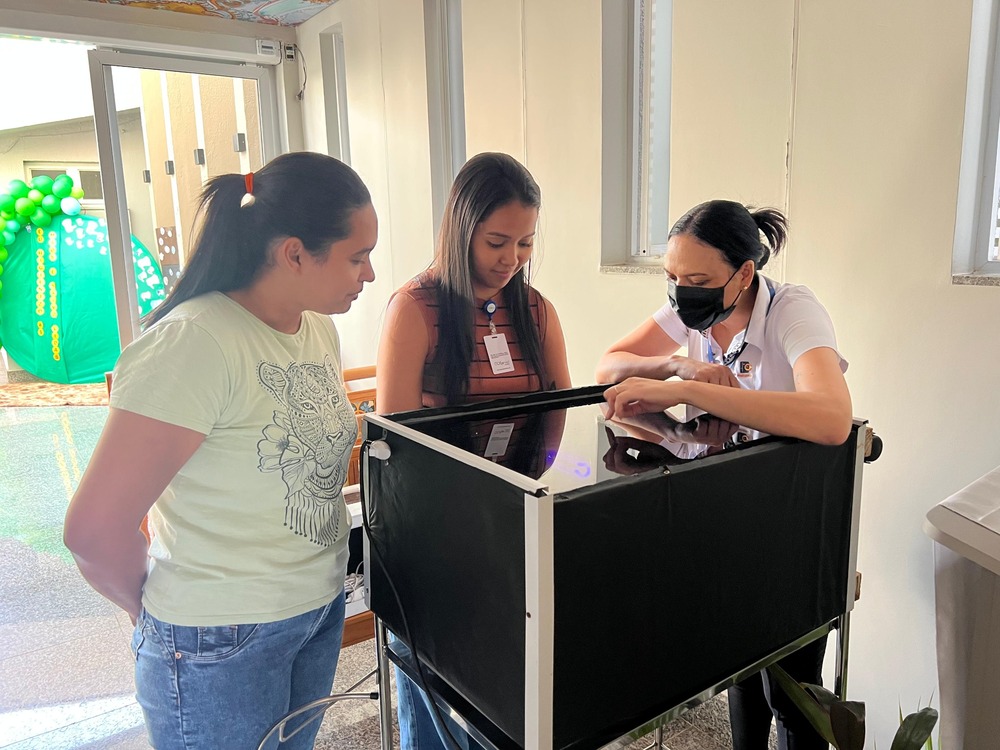 Colaboradores utilizam a Caixa da Verdade para avaliar, de forma prática e visual, a eficácia da técnica de higiene das mãos (Foto Débora AlvesIMED) (1)