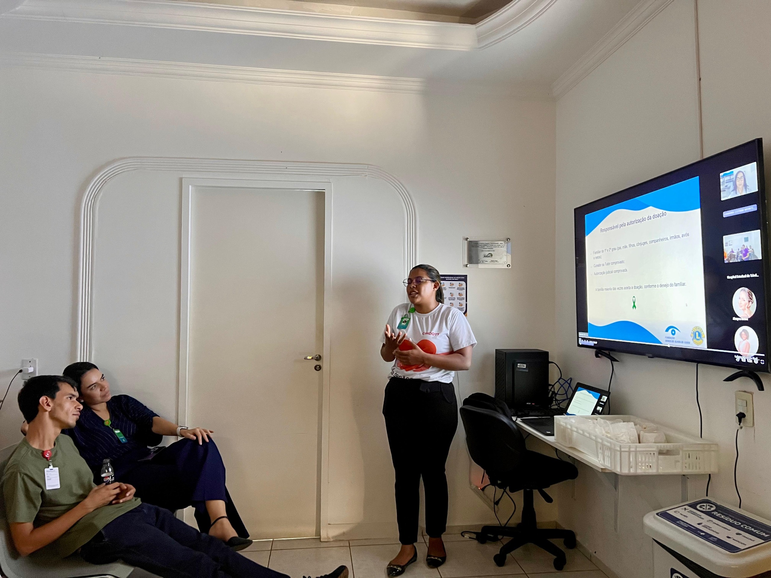 Equipe CIHDOTT realiza capacitação descontraída, com direito a pipoca e refrigerante, para falar sobre a doação de tecidos oculares no Hetrin. (Foto Débora AlvesIMED)