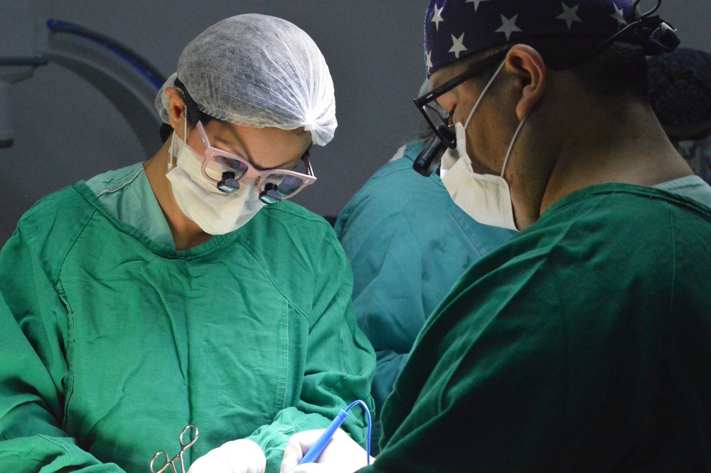 Equipe cirúrgica do HEF durante procedimento no centro cirúrgico; unidade realiza cirurgias com segurança, agilidade e foco na recuperação do paciente. (Foto Braz SilvaIMED). (1)