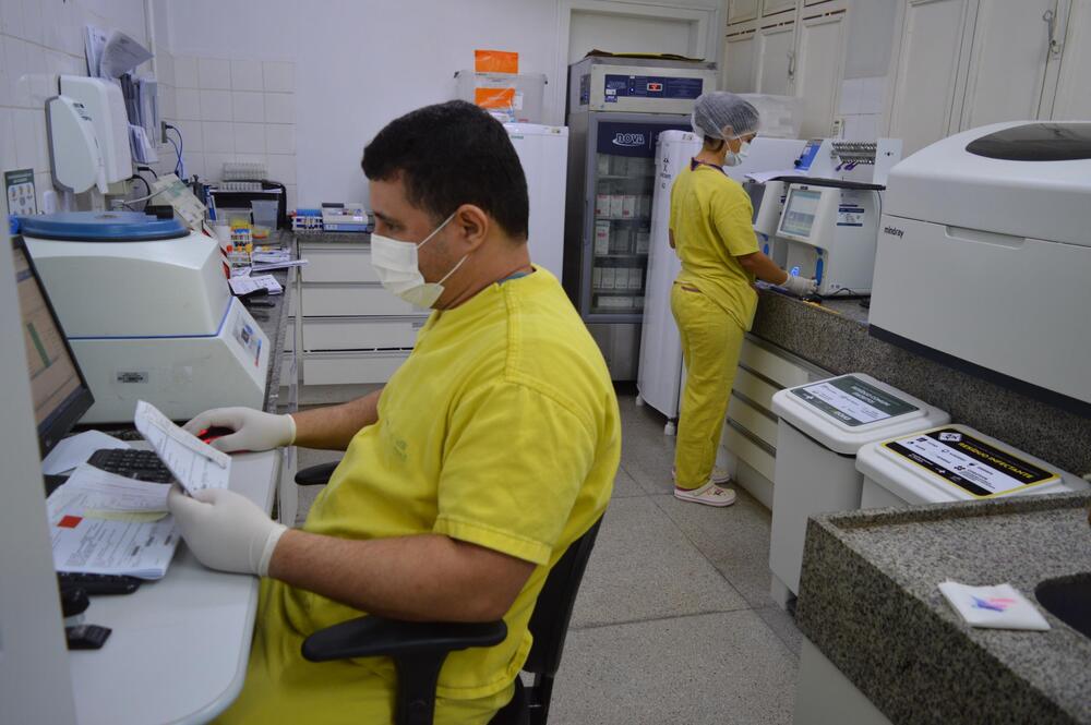 Essa conquista é resultado do empenho e da seriedade que marcam o dia a dia da equipe do Laboratório de Análises Clínicas do Hetrin. (Foto Débora AlvesIMED) (1)