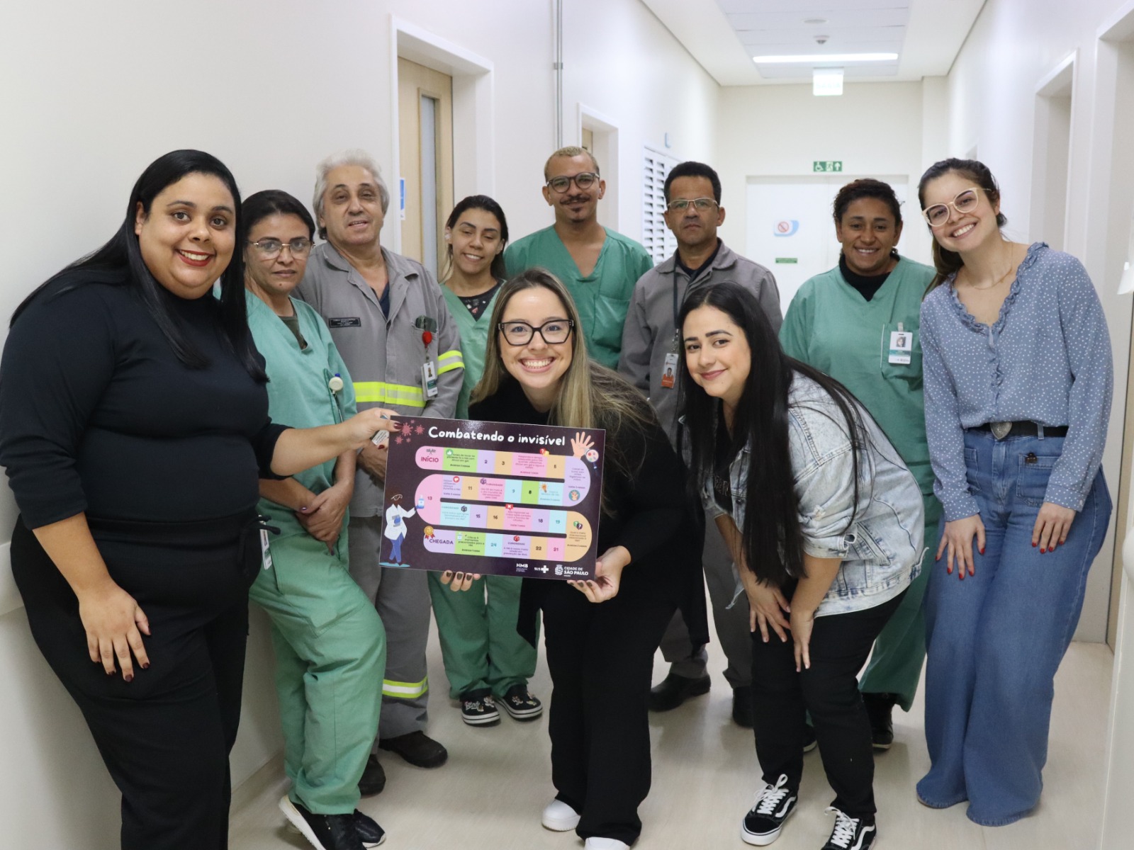 O jogo de tabuleiro “Combatendo o invisível” divertiu e ensinou os colaboradores sobre a importância da higiene correta das mãos. (Foto Maria Eduarda Oliveira IMED)