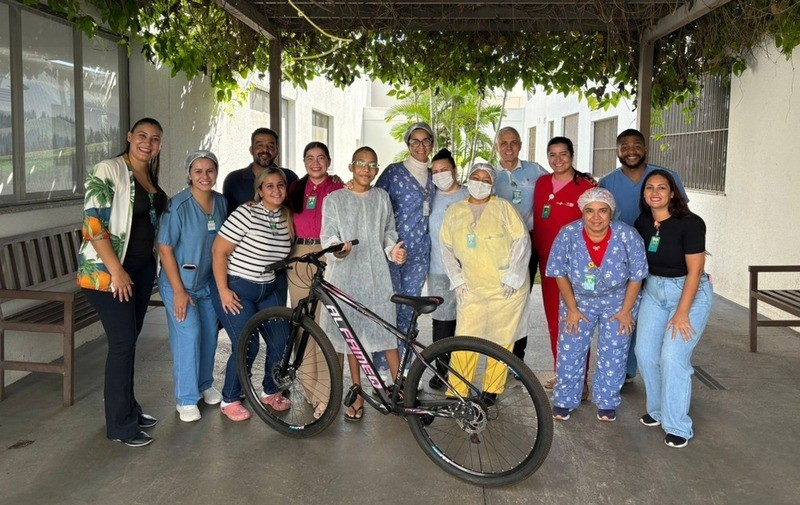 Capa_Paciente da UTI Pediátrica do HCN recebe doação de bicicleta